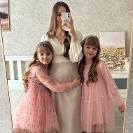 Даша смотрит сериалы